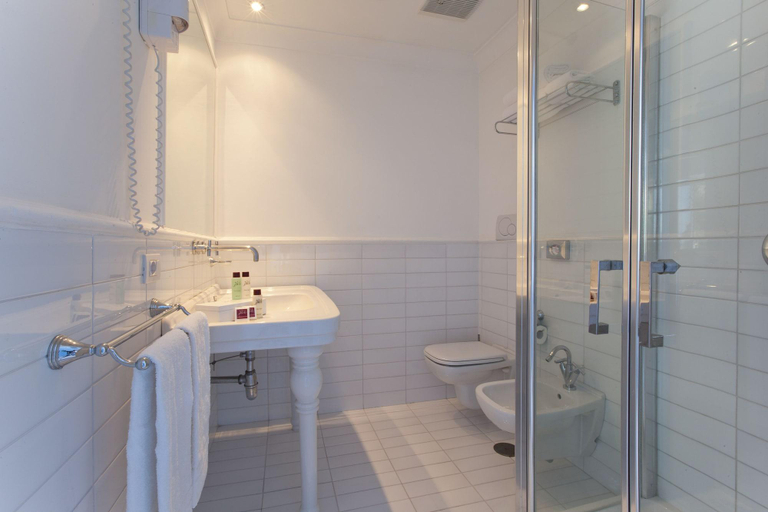 Bathroom 5, Hotel Bougainville, Salerno