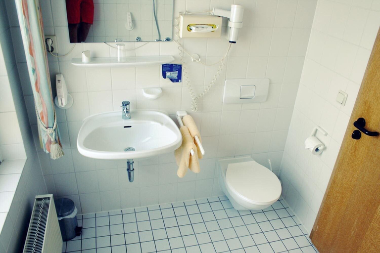 Bathroom 5, Hotel Kniestedter Hof, Salzgitter