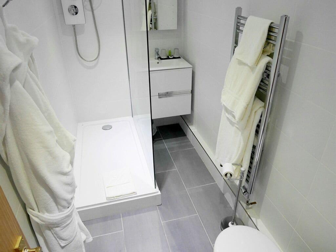 Bathroom 4, Norton House Hotel   Restaurant, Swansea