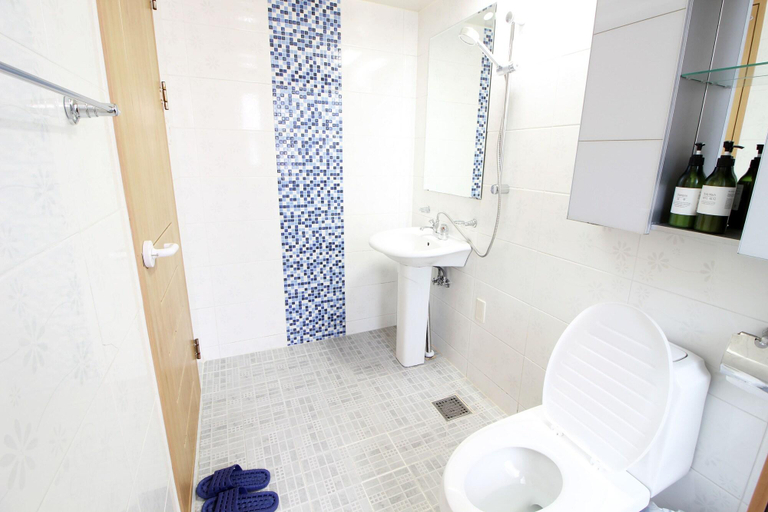 Bathroom 4, Studio 41, Mapo