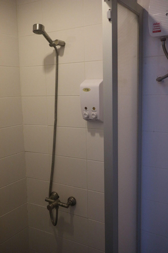 Bathroom 4, L42 Hostel, Lat Krabang
