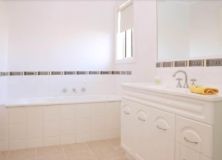 Bathroom 4, Melton Motor Inn, Melton Bal