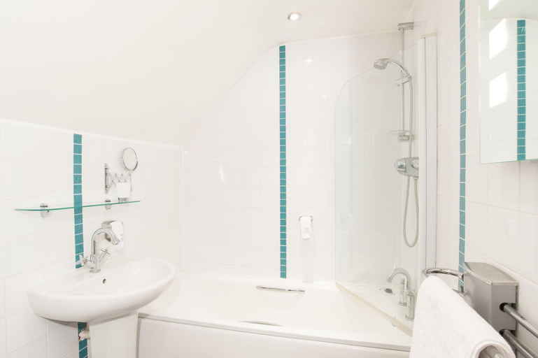 Bathroom 4, Unicorn Hotel by Marstons Inns, Nottinghamshire