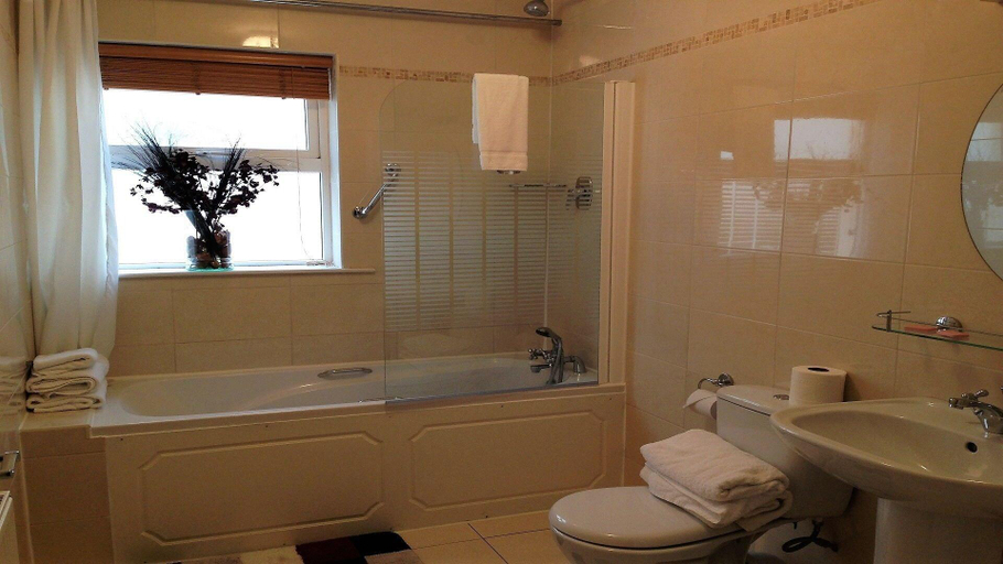 Bathroom 4, Foleys