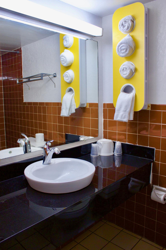 Bathroom 4, Motel 6 New Stanton, PA, Westmoreland
