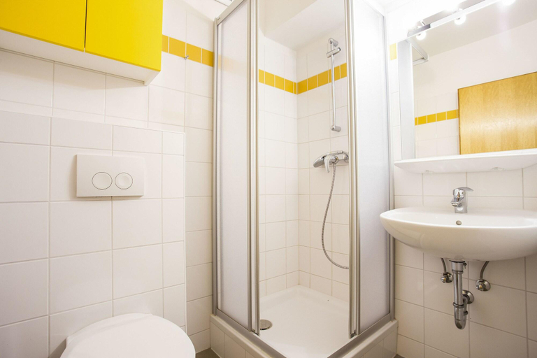 Bathroom 4, myNext - Westbahnhof Hostel One, Wien