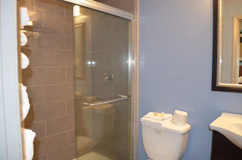 Bathroom 4, Hyannis Host Inn, Barnstable