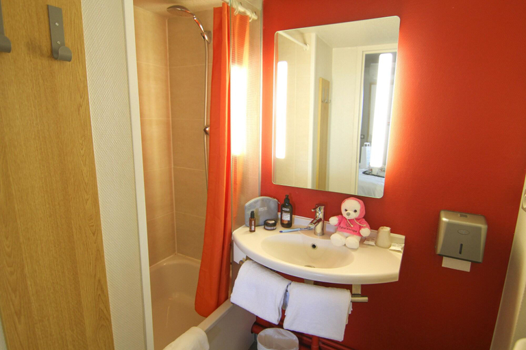 Bathroom 4, Kyriad Direct Poitiers - Gare Du Futuroscope, Vienne