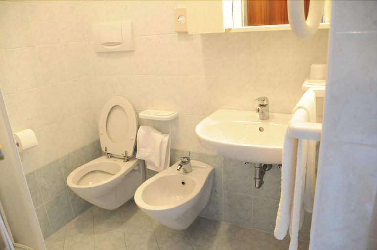 Bathroom 5, Hotel President, Forli' - Cesena