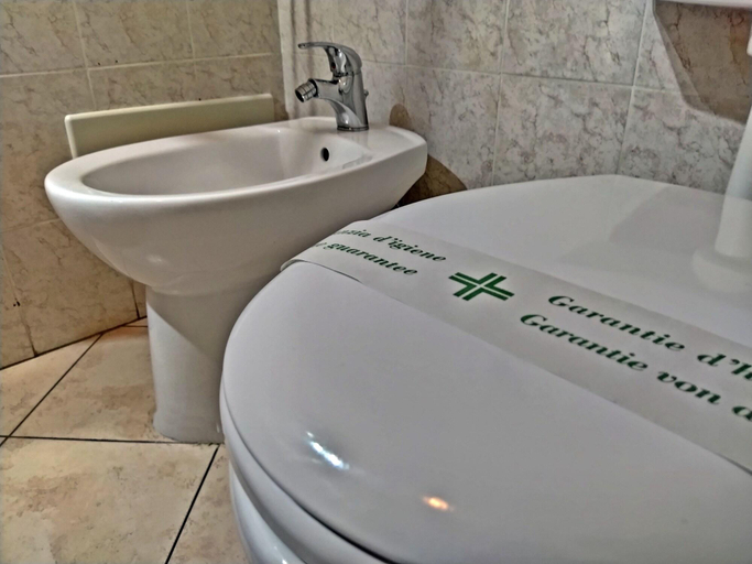 Bathroom 4, Le Tre Stelle, Cagliari
