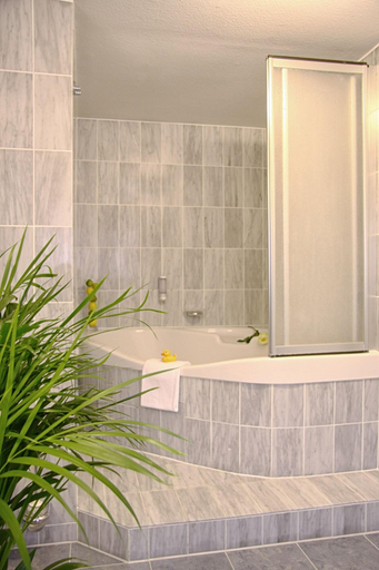 Bathroom 4, Hotel Pelikan, Ostalbkreis