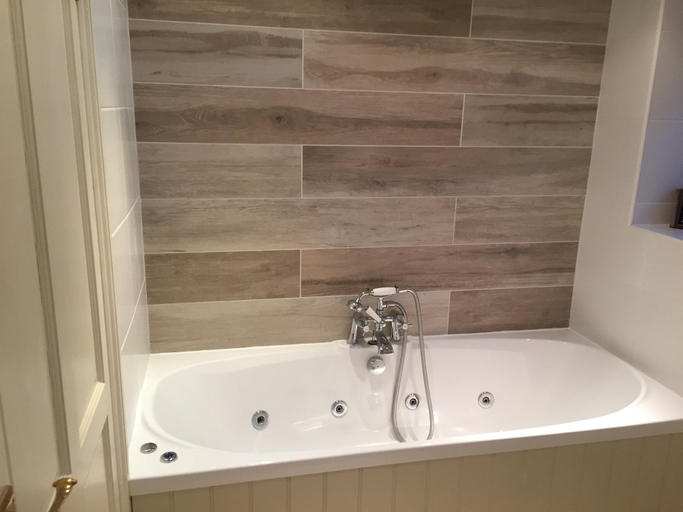 Bathroom 4, The Dial House Hotel Restaurant, Gloucestershire