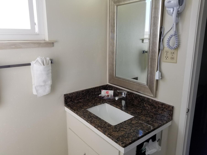 Bathroom 5, Coastal Breeze Inn, San Luis Obispo