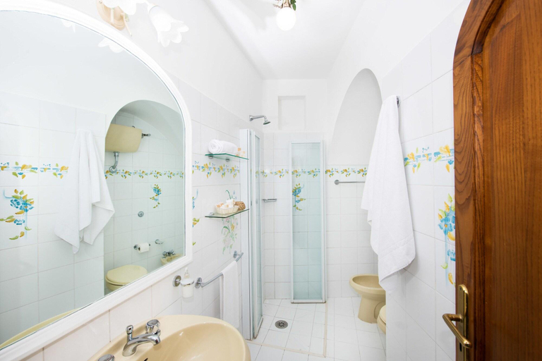 Bathroom 4, Pensione Casa Guadagno, Salerno