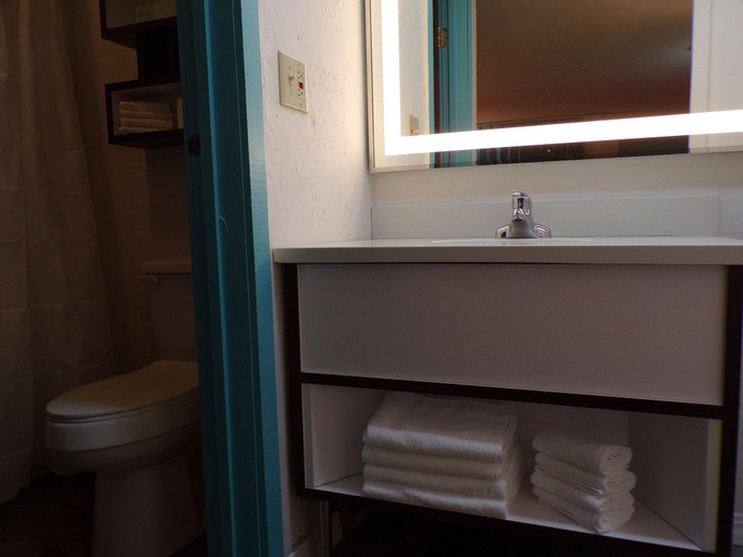 Bathroom 5, Dover Inn and Suites, Tuscarawas