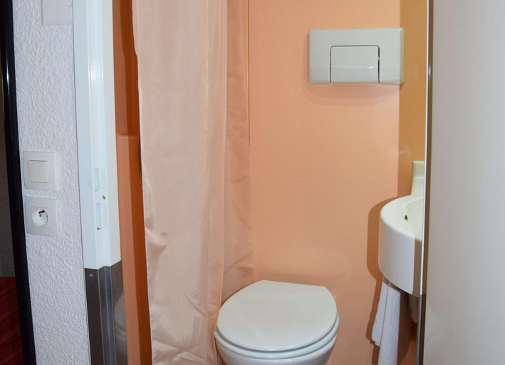 Bathroom 5, Premiere Classe Bordeaux Sud Pessac Bersol, Gironde