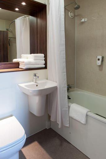 Bathroom 4, The Two Rivers by Marston s Inns, Monmouthshire