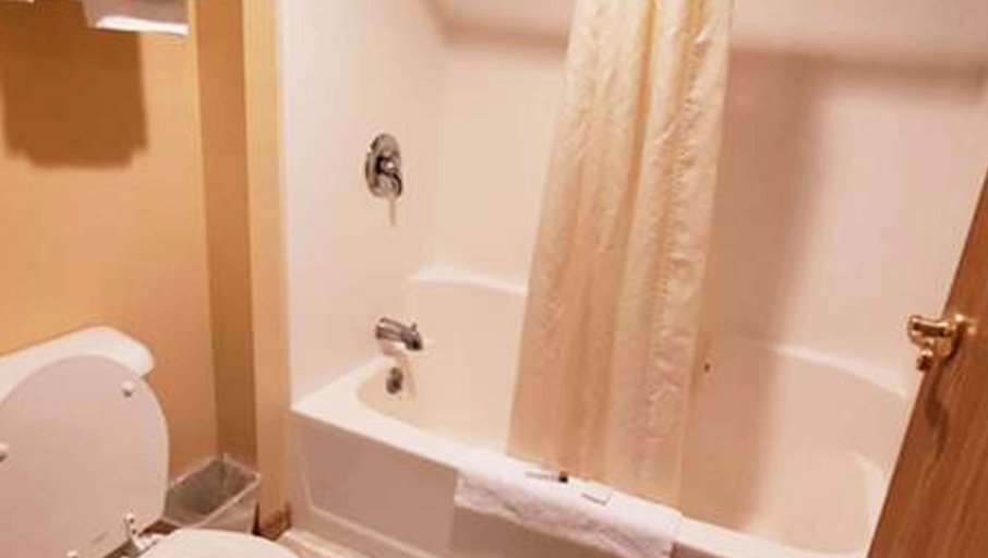 Bathroom 4, Jasper Ridge Inn Ishpeming, Marquette