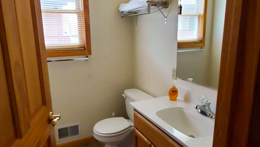 Bathroom 4, Jasper Ridge Inn Ishpeming, Marquette