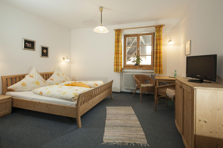 Bedroom 2, Bernhardhof - Pension, Guest-House & Apartments, Miesbach