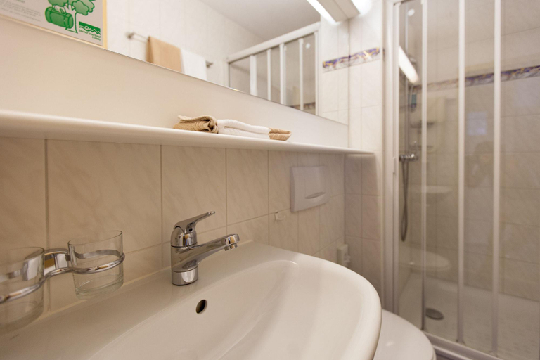 Bathroom 4, Edelweiss, Interlaken