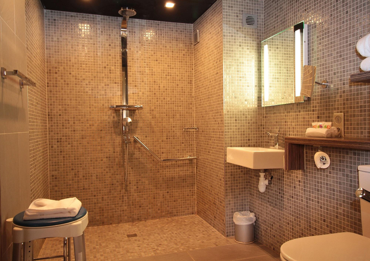 Bathroom 4, De Brienne, Haute-Garonne