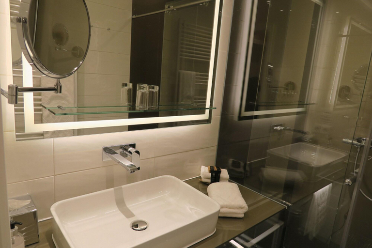 Bathroom 5, Flair Hotel Waldkrug, Paderborn