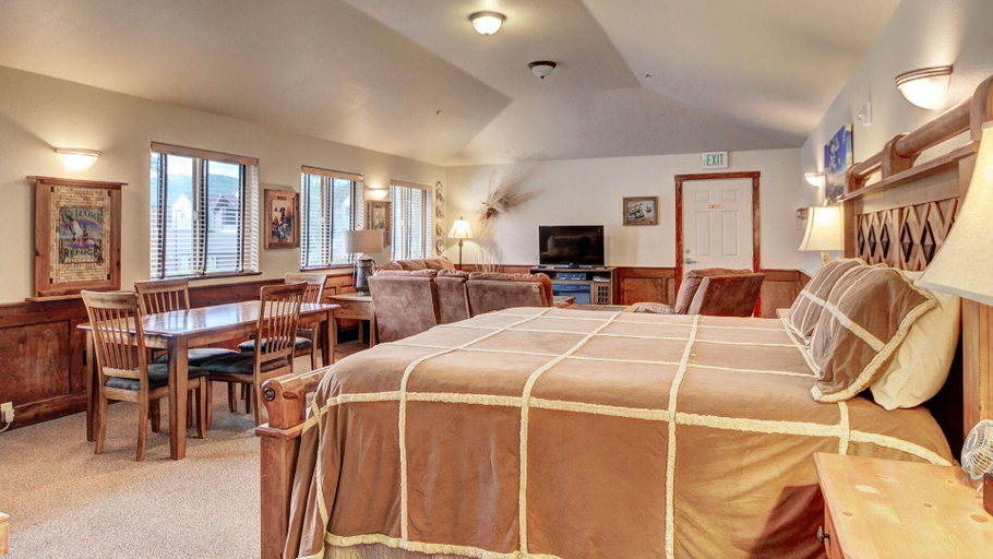 Public Area 2, Eagle Fire Lodge & Cabins, Teller