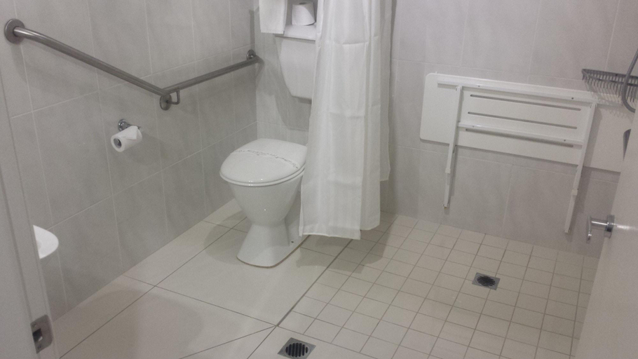 Bathroom 5, The Grand Motel, Griffith