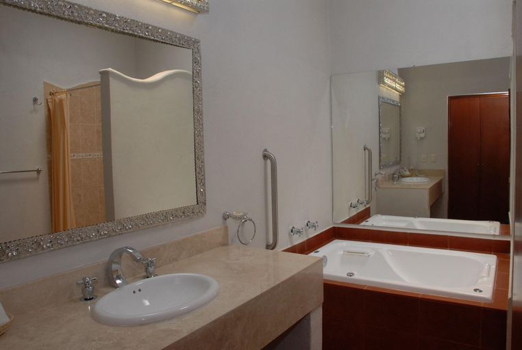 Bathroom 4, Hotel Hacienda Don Cenobio, Dist. Tlacolula