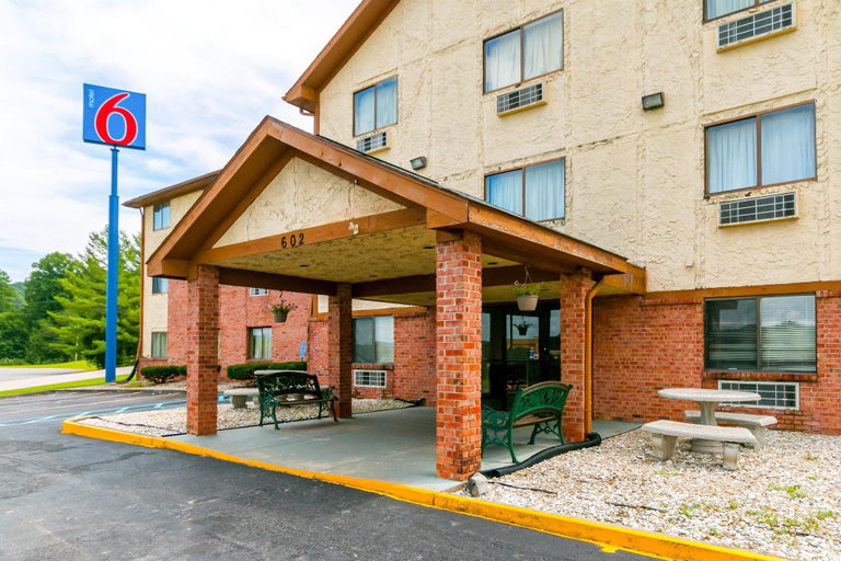 Exterior & Views 2, Motel 6 Morehead, KY, Rowan