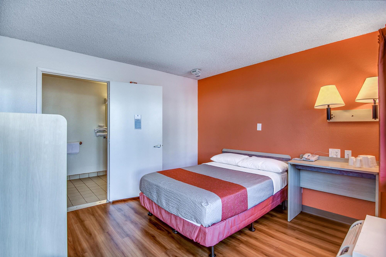 Bedroom 3, Motel 6 Stockton Charter Way West, San Joaquin