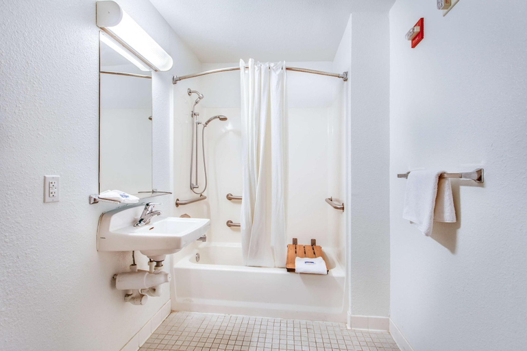 Bathroom 5, Motel 6-Vacaville, CA, Solano