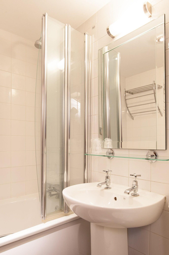 Bathroom 4, The Swan by Marstons Inns, West Berkshire