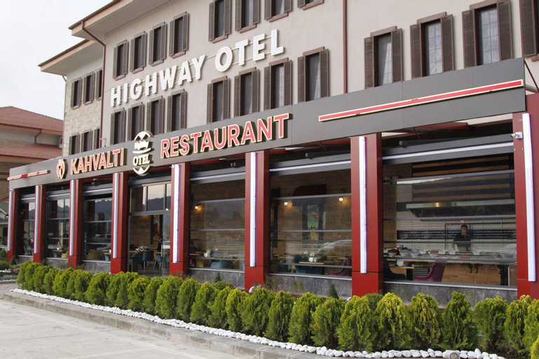 Highway Hotel, Merkez