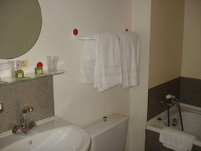 Bathroom 4, Hotel de la Plage, Côtes-d'Armor