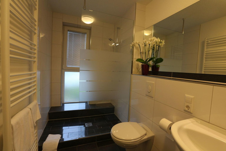 Bathroom 3, Parkhotel Stadthagen, Schaumburg