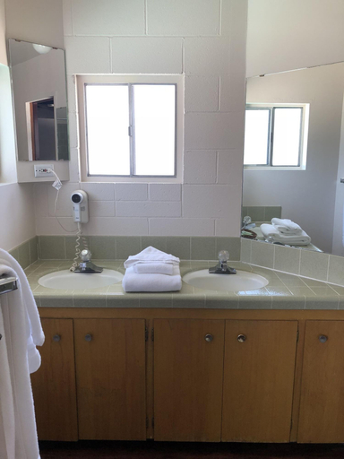 Bathroom 4, Sierra Lodge, Tulare