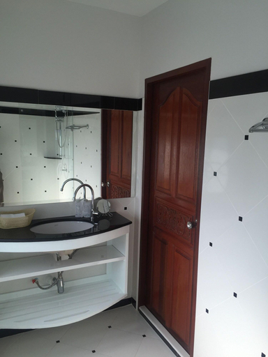 Bathroom 4, Lyndale Lodge, K. Sam Roi Yot