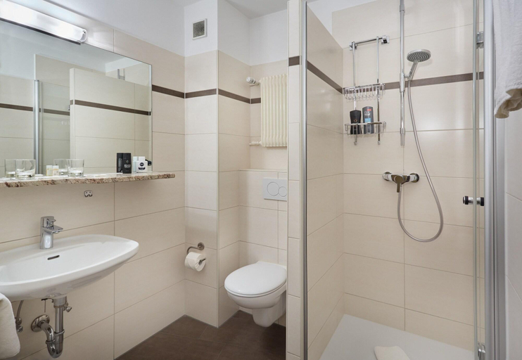 Bathroom 4, Hotel Restaurant Lindenhof, Schwarzwald-Baar-Kreis