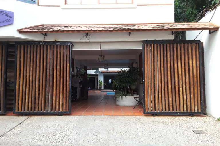 Exterior & Views 25