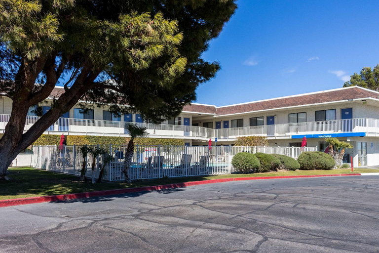 Exterior & Views 1, Motel 6 Mojave, CA, Kern