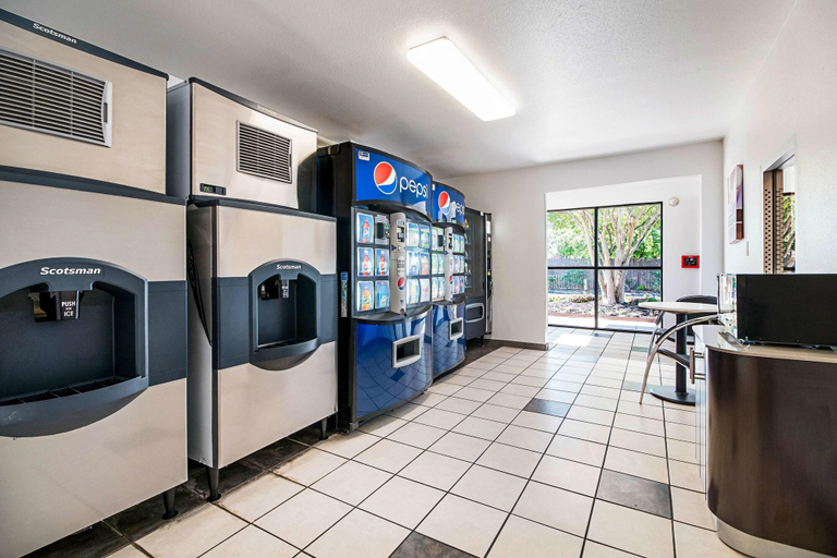 Others 5, Motel 6 Corpus Christi Northwest, Nueces