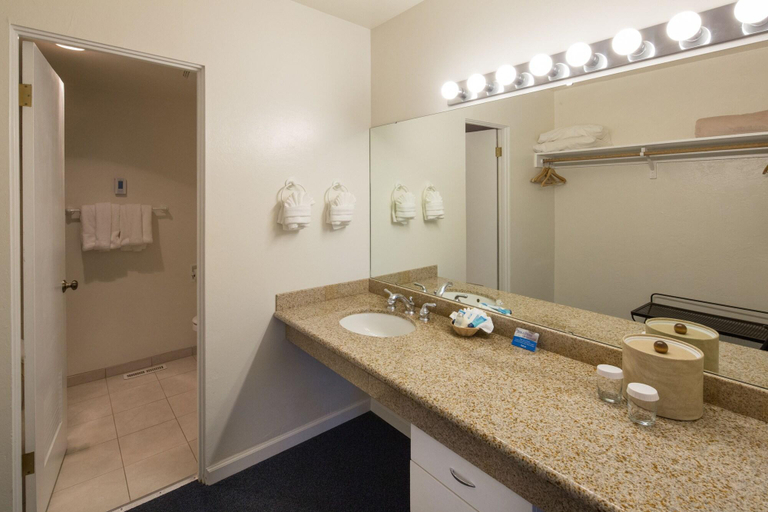 Bathroom 5, Hofsas House Hotel, Monterey