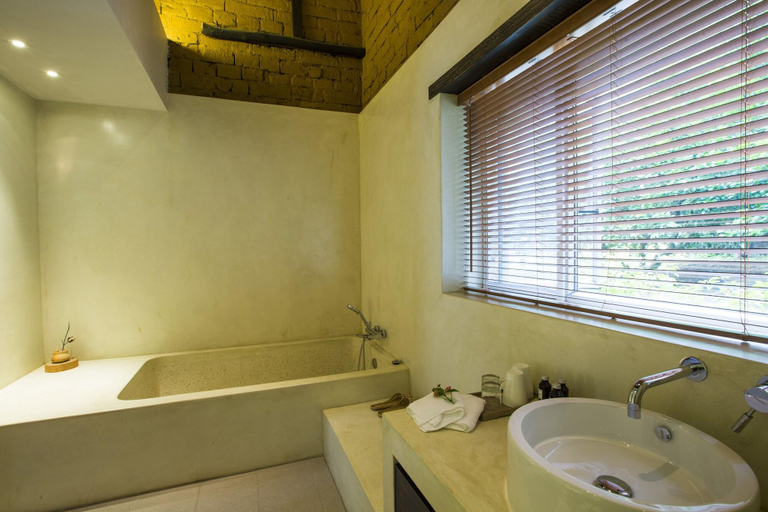 Bathroom 5, Yangshuo XY YunHouse, Guilin