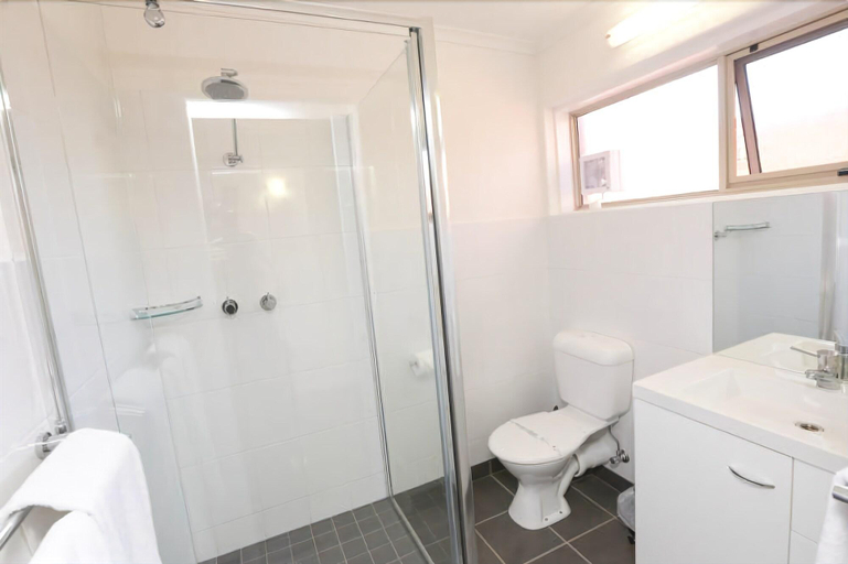 Bathroom 4, Seven Pines Motor Inn, Mildura - Pt A
