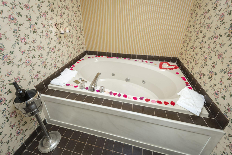 Bathroom 4, Brandywine River Hotel, Delaware