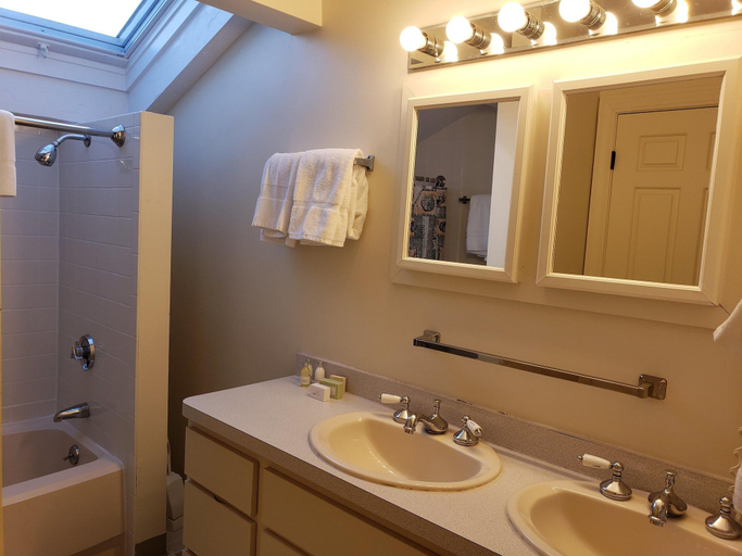 Bathroom 5, Pilgrim Sands on Long Beach, Plymouth