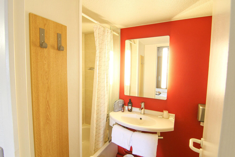 Bathroom 3, Kyriad Direct Poitiers - Gare Du Futuroscope, Vienne