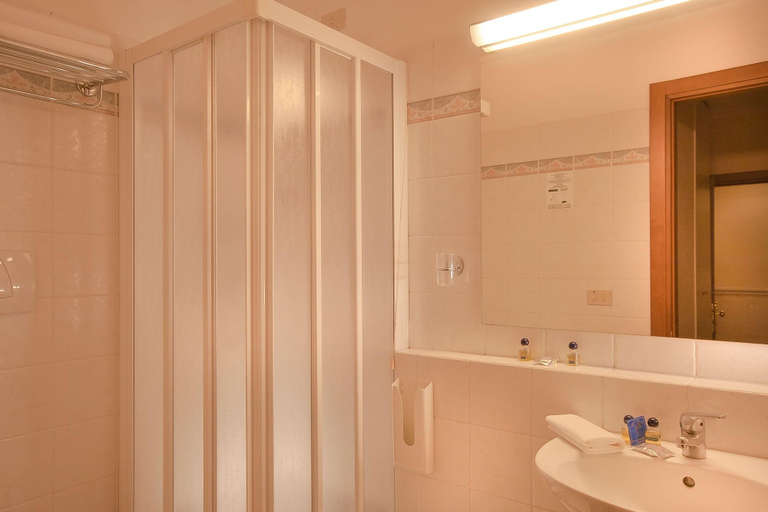 Bathroom 4, Hotel Silla, Roma